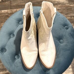 White Snakeskin (looking), boots, size 9